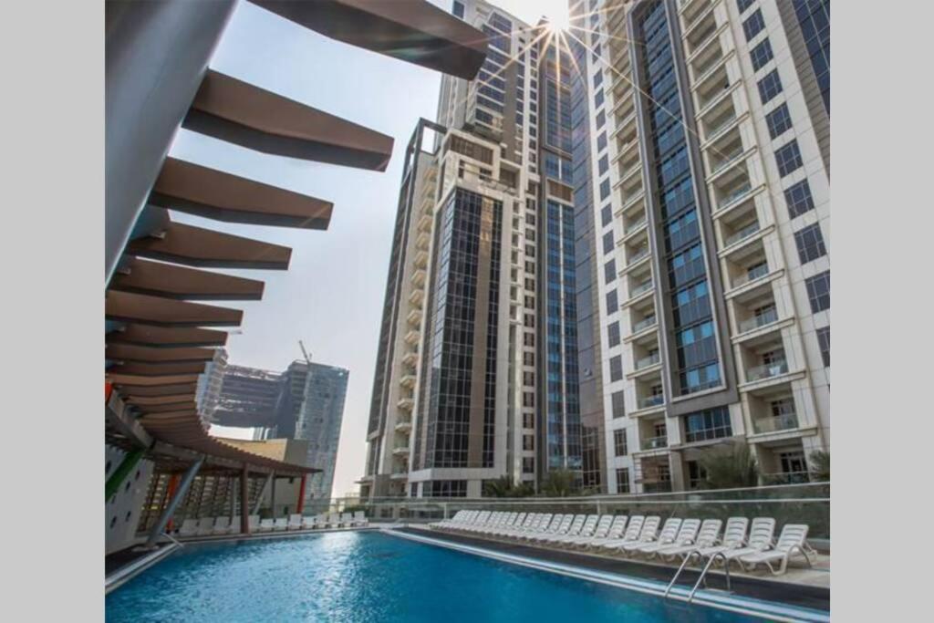 Higuests - Roomy Apt With Infinity Pool Close To Burj Khalifa Дубай Екстериор снимка