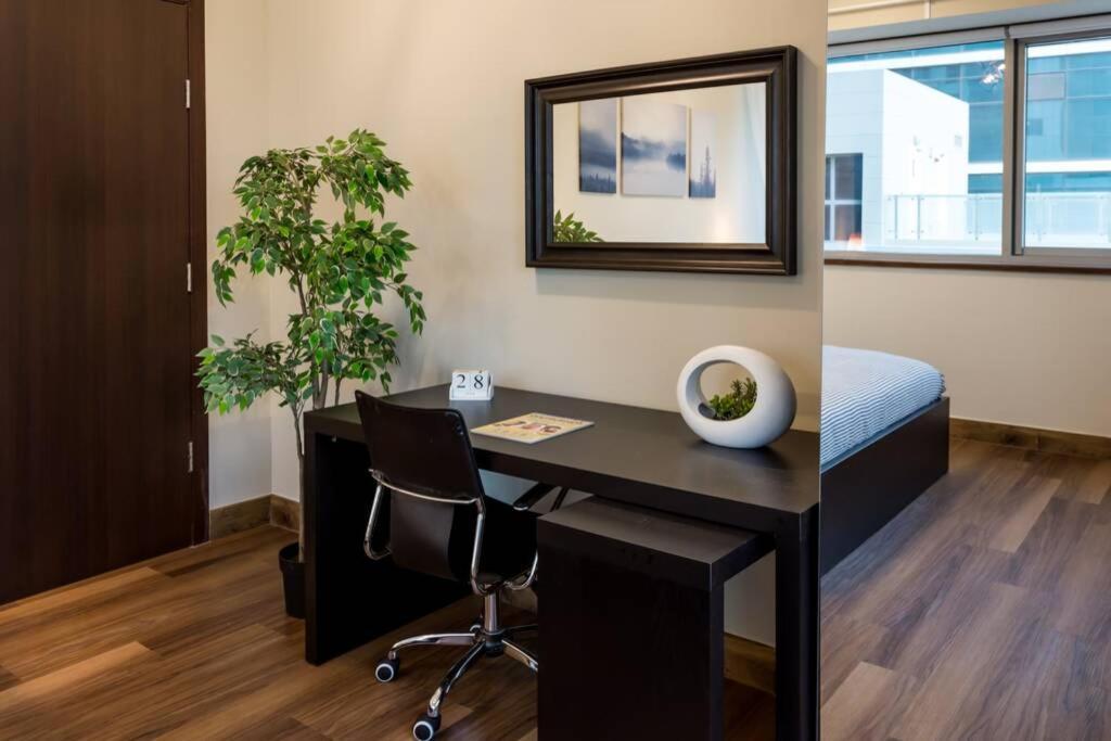 Higuests - Roomy Apt With Infinity Pool Close To Burj Khalifa Дубай Екстериор снимка