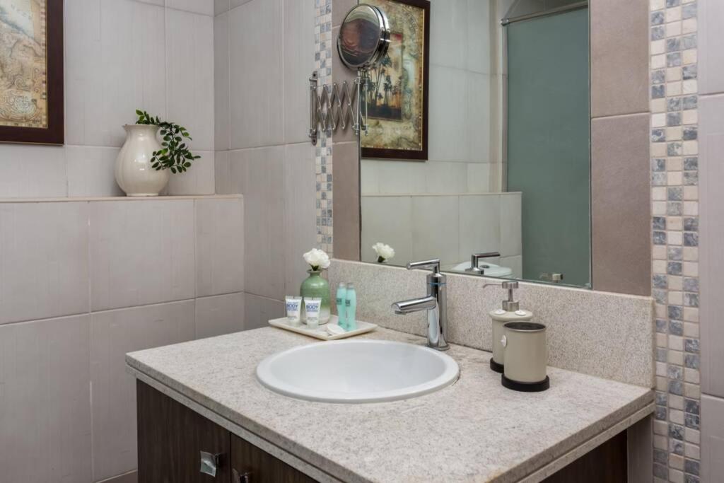 Higuests - Roomy Apt With Infinity Pool Close To Burj Khalifa Дубай Екстериор снимка